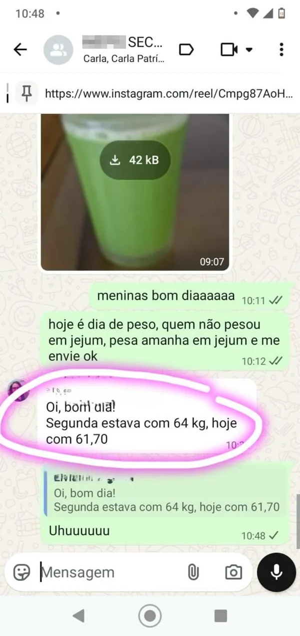 Captura autorizada de mensagem informando mudança de 64 kg para 61,70 kg, com identificação ocultada.