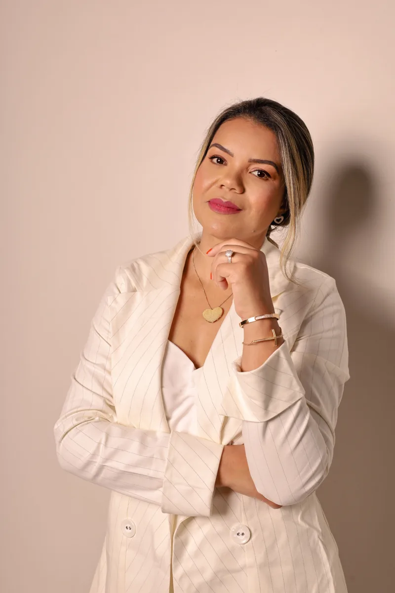 Dra. Samira Assis, nutricionista, em retrato profissional com blazer claro.