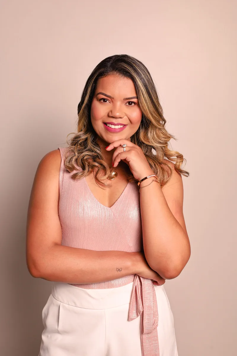 Retrato secundário da Dra. Samira Assis sorrindo.