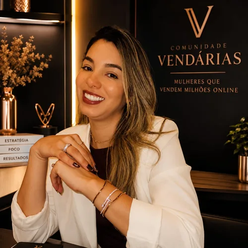 Rafaela Della Valentina, CEO da Comunidade Vendárias, sorrindo no escritório da marca.