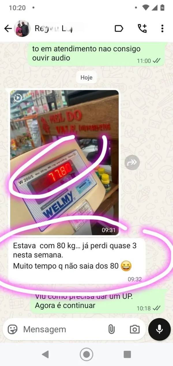Captura autorizada de mensagem com foto de balança e relato de quase 3 kg eliminados na semana, com identificação ocultada.